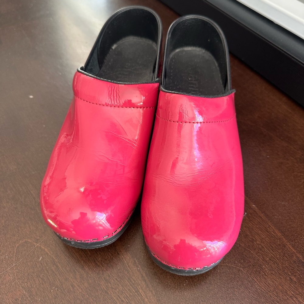 Sanita fuscia patent leather clogs